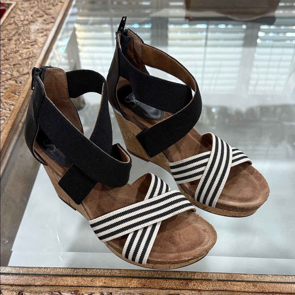 Sofft Black and White Striped Wedges